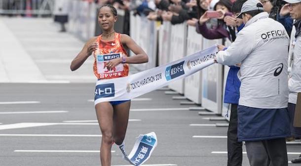 Dibaba y Chumba triunfan en el Maratón de Tokio 2018