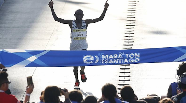 Lobuwan gana por tercera vez el Maratón de Santiago 2018 (Chi)