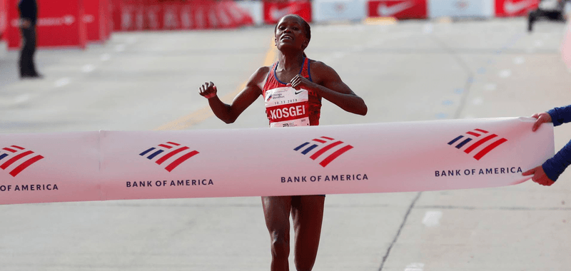 La keniata Brigid Kosgei cruza la meta en el Maratón de Chicago