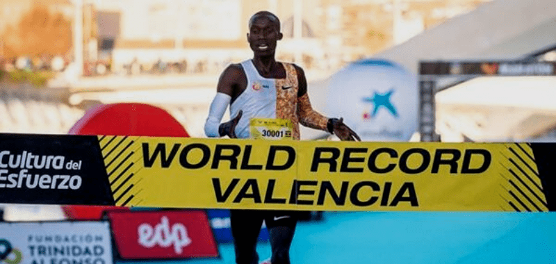 Cheptegei bate récord mundial de 10 kilómetros en Valencia