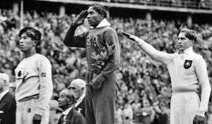Jesse Owens, atleta afroamericano ganador de cuatro medallas de oro en los Juegos Olímpicos de 1936 en Berlín