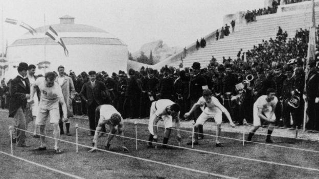 Atletas preparándose para inicial el maratón de las Olimpiadas de Atenas de 1896