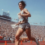 Joan Benoit cerca de terminar su carrera en el Maratón Olímpico de 1984 por SoyMaratonista